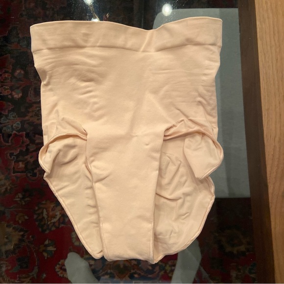 SKIMS Mid-waist Brief - Picture 2 of 13